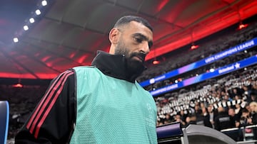 Mohamed Salah, jugador del Liverpool, se dirige al banquillo antes del partido ante el Eintracht de Frankfurt en Champions League.