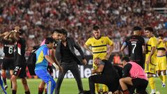 Futbol, Estudiantes vs Boca Juniors.
Fecha 11, campeonato Nacional 2024.
El jugador chileno de Estudiantes Javier Altamirano es retirado en camilla durante el partido de primera division contra Boca Juniors realizado en el estadio Jorge Luis Hirschi de La Plata, Argentina.
17/03/2024
Fotobaires/Photosport