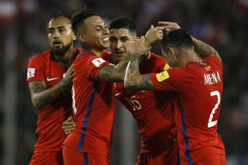 Eduardo Vargas celebra su gol.