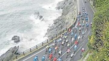 <b>CAMINO DE SAN REMO. </b>La Classicissima discurre paralela al Mediterráneo en gran parte de su trazado.