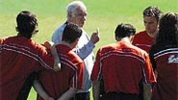 <B>LUIS PIDE UN ÚLTIMO ESFUERZO</B>. Un triunfo ante el Nàstic certificaría el ascenso y, por fin, los jugadores podrán relajarse y disfrutar de lo logrado.