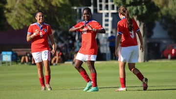 Nació en Colombia, se graduó de cuarto medio y marcó un triplete con la Roja