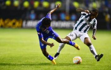 Colombia's Atletico Nacional player Andres Ramiro Escobar (R) vies for the ball with Ecuador's Emelec John Narvaez  during their Copa Libertadores football match at Jocay stadium in Manta, Ecuador, on May 7, 2015. AFP PHOTO / RODRIGO BUENDIA