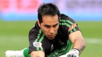 <b>SUPERADO. </b>Claudio Bravo se está viendo desbordado en algunos momentos en esta Liga.