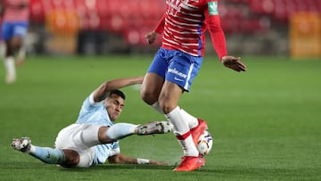 Jeison Murillo se lanza al suelo para cortar el bal&oacute;n ante el tambi&eacute;n colombian Luis Su&aacute;rez durante el partido entre el Granada y el Celta.