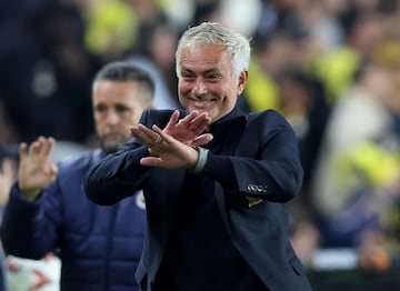 Tiene contrato con el Fenerbahçe hasta 2026, José Mourinho, ganará 10,5 millones de euros anuales. Recién fichado, Mourinho tiene un gran palmarés ganando títulos importantes con Oporto, Chelsea, Real Madrid, Manchester United y Roma.