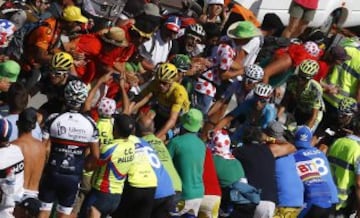 El grupo del maillot amarillo en el ascenso al Tourmalet.