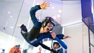 Una alumna volando en el t&uacute;nel del viento de WIndoor Real Fly con la ayuda de un instructor. 