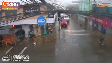 Sistema frontal casi provoca una tragedia en Coronel: se vuela el techo y cae sobre un ciclista