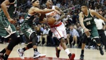 Jeff Teague, rodeado por John Henson, Jerryd Bayless y Giannis Antetokounmpo.