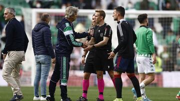 Pellegrini dialoga con el árbitro.