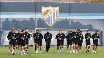 Los jugadores del Málaga, durante la sesión de este miércoles.