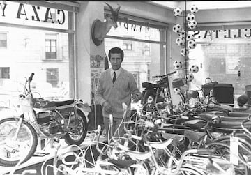 Federico Martín Bahamontes en su tienda de deportes.