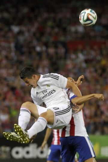 El centrocampista colombiano del Real Madrid James Rodríguez (i) lucha un balón con el centrocampista del Atlético de Madrid Koke Resurrección (d), durante el partido de vuelta de la Supercopa de España, que se disputa esta noche en el estadio Vicente Calderón. 