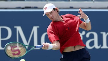 NEW YORK, NEW YORK - AUGUST 24: Nicolas Jarry of Chile returns against Jakub Mensik of Czech Republic during their Men's Singles First Round match on Day One of the 2025 US Open at USTA Billie Jean King National Tennis Center on August 24, 2025 in the Flushing neighborhood of the Queens borough of New York City. Sarah Stier/Getty Images/AFP (Photo by Sarah Stier / GETTY IMAGES NORTH AMERICA / Getty Images via AFP)