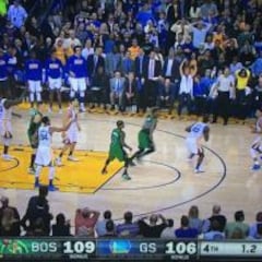 ¿Qué hizo Barnes? ¡No se la dio a Curry en el último segundo!