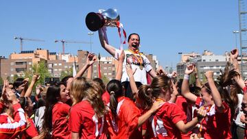 Sara Ezquerro levanta la Copa para Madrid Sub-18.