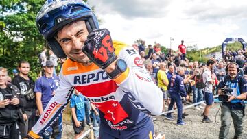 Toni Bou celebra su victoria en el TrialGP de Alemania.
