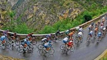 <b>FUTURO INCIERTO. </b>El pelotón de corredores, en el descenso del Galibier en el pasado Tour. Aún no saben cómo será el calendario en 2009.