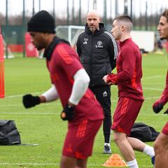 What does Manchester United need to qualify for the Champions League round of 16?