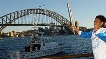 <b>EN SYDNEY</B>. La atleta Cathy Freeman porta la llama olímpica.