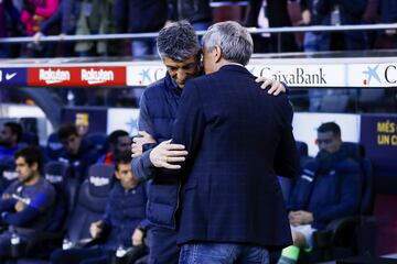 El entrenador del Barcelona, Quique Seti¨¦n, y el entrenador de la Real Sociedad, Imanol Alguacil, se saludan antes del inicio del encuentro.