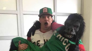 El cantante surgido de 'La Academia' no sólo es un fanático del beisbol, sino que también ha llegdo a jugar en ligas amateur. 