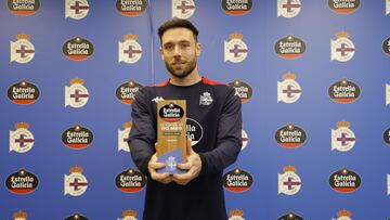 José Ángel posa con el premio 'Jugador Estrella Galicia' del mes de enero.