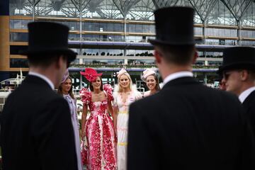 En el hipódromo de Ascot, ciudad al sur de Inglaterra, donde se celebra la tradicional y pintoresca carrera de caballos con la presencia de la familia real británica.