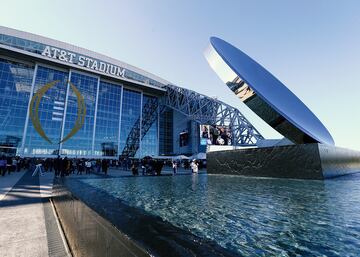 Además de los Cowboys, el estadio ha sido utilizado para una gran variedad de acontecimientos que incluyen fútbol estadounidense universitario, además de conciertos y otro tipo de celebraciones no deportivas.