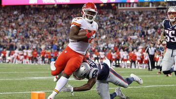 FOXBORO, MA - SEPTEMBER 07: Kareem Hunt #27 of the Kansas City Chiefs runs for a 4-yard rushing touchdown as Duron Harmon #30 of the New England Patriots attempts to tackle him during the fourth quarter against the New England Patriots at Gillette Stadium on September 7, 2017 in Foxboro, Massachusetts. Maddie Meyer/Getty Images/AFP
== FOR NEWSPAPERS, INTERNET, TELCOS & TELEVISION USE ONLY ==