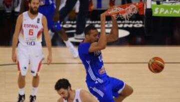 Rudy Gobert machaca el aro de España ante Pau Gasol durante la primera fase de la Copa del Mundo 2014.