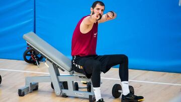 Nicola Mirotic finaliza uno de sus ejercicios de la jornada.