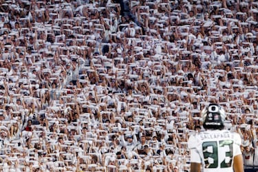 “Un jugador, 110.000 aficionados gritando”, una imagen que captura la esencia del deporte rey estadounidense.