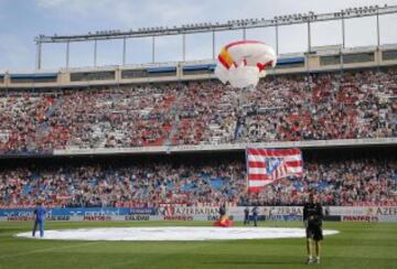 Paracaídistas del Ejército del Aire descienden sobre el estadio Vicente Calderón en el homenaje que se rindió hoy al Atlético Aviación, denominación del Atlético de Madrid entre 1939 y 1947, de cuya fundación se cumplen 75 años.