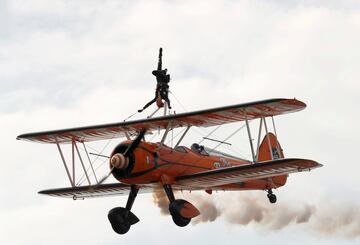 Acróbatas aéreos hacen su presentación durante el comienzo de la 22º Fiesta Internacional de Globos Aerostáticos de Filipinas.