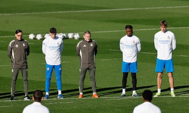 Sentido minuto de silencio de la plantilla del Real Madrid por las víctimas del accidente de trenes en Adamuz. 