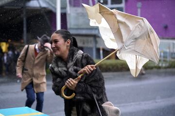 Celebrado en Carmanhall And Leopardstown, un pequeño suburbio de Dublín en Dún Laoghaire-Rathdown, dentro del tradicional Condado de Dublín, uno de los eventos más importantes de hípica de cuantos se celebran al cabo del año. Es por ello que este evento reúne a 200.000 personas durante los cuatro días que duran las carreras. Esta celebración  combina el deporte, las apuestas, la comida y las fiestas. Este año la lluvia ha sido una de las protagonistas, como era de esperar, pero no por ello la fiesta ha ido a menos.