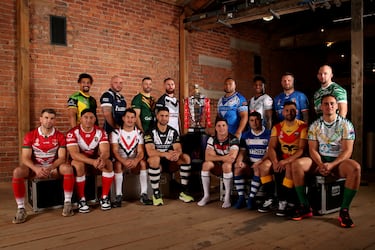 El Museo de Ciencia e Industria de Mánchester ha sido el lugar elegido para los primeros actos promocionales del Mundial de rugby league (o rugby a 13), que se disputa del 15 de este mes al 19 de noviembre en Inglaterra. En la imagen, los capitanes de las selecciones participantes posan junto al trofeo de la competición en una foto de grupo.