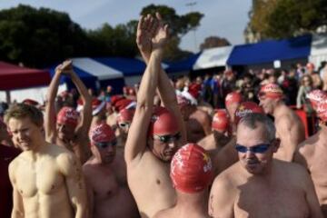 La Copa Nadal, cumple su edición 106, para celebrar el día de Navidad con una carrera de 200 metros en aguas del puerto de Barcelona. 