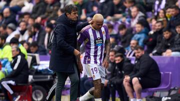 VALLADOLID, SPAIN - JANUARY 14: Pacheta, Head Coach of Real Valladolid CF, interacts with Kenedy as they walk off the pitch during the LaLiga Santander match between Real Valladolid CF and Rayo Vallecano at Estadio Municipal Jose Zorrilla on January 14, 2023 in Valladolid, Spain. (Photo by Angel Martinez/Getty Images)