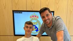 Diego 'Beto' Martínez, junto a su agente, en la firma de su nuevo contrato con el Madrid.