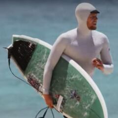 John John Florence inventa una capucha de verano para poder surfear más