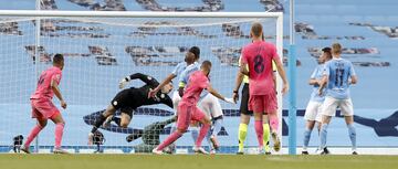 Benzema empató el partido a pase de Rodrygo. 1-1.