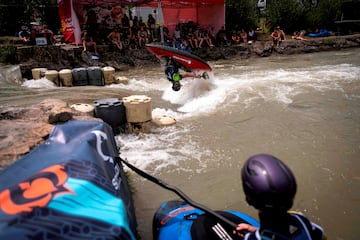 Un kayakista realiza un mortal durante la prueba de kayak estilo libre en la 13ª edición del festival internacional de música y deportes al aire libre Natural Games. El evento, que tiene lugar en Millau, al suroeste de Francia, engloba deportes como escalada, kayak extremo, MTB freestyle, parapente, paddle surf, jumpline y salto BASE, entre otros.