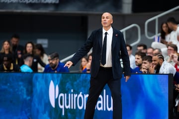 Joan Peñarroya, entrenador del Barcelona, da instrucciones ante el Madrid durante la semifinal de la Supercopa Endesa.