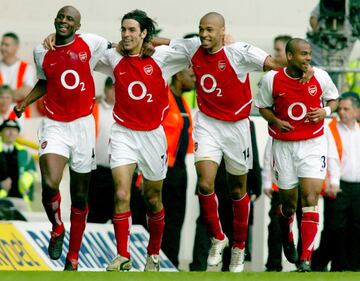 Patrick Vieira, Robert Pires, Thierry Henry y Ashley Cole celebran un gol con el Arsenal en 2004.