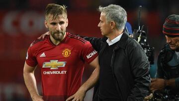 Jos&eacute; Mourinho abraza a Luke Shaw tras un partido de Premier a principios de temporada.