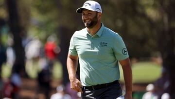 El golfista espa&ntilde;ol Jon Rahm reacciona tras lograr un birdie en la jornada final del Masters de Augusta en el Augusta National Golf Club de Augusta, Georgia.