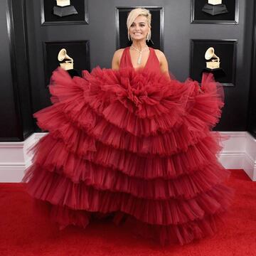 Bebe Rexha attends en la alfombra roja de los Grammy 2019
